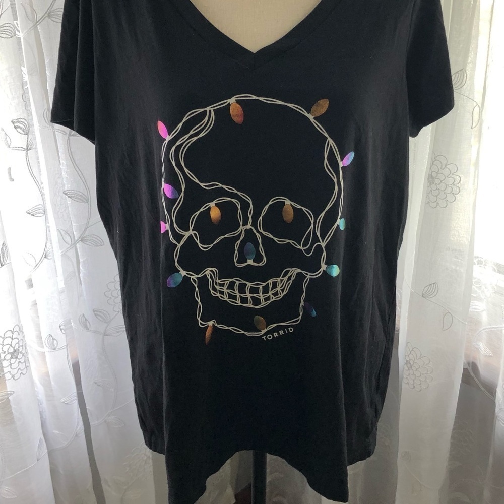 Torrid black skull T-shirt Christmas  size 1
